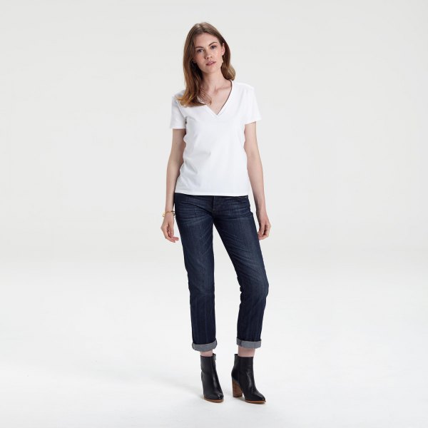 vit V-ringad T-shirt och mörkblå skinny jeans med muddar
