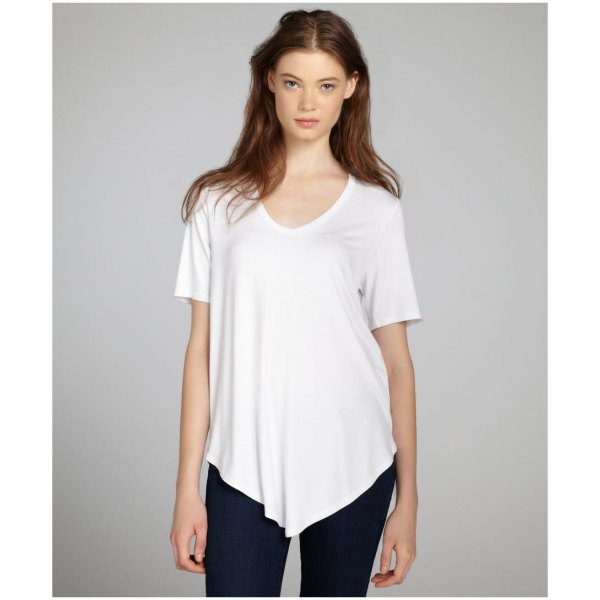 vit asymmetrisk t-shirt med svarta skinny jeans