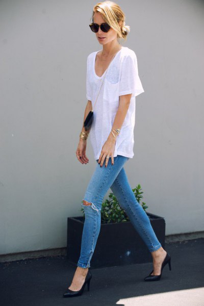 vit oversized V-ringad t-shirt och ljusblå skinny jeans