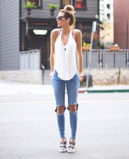 vit linne med ljusblå skinny jeans och rutiga sneakers