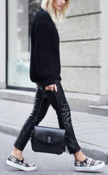 svart tröja med läderjackor och grå rutiga skor