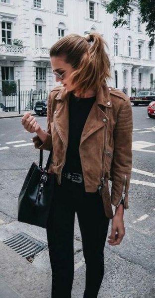 brun mocka jacka svart tröja skinny jeans