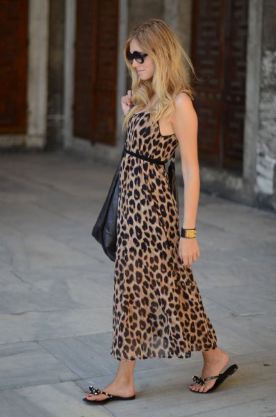 Maxiklänning med leopardmönster och bälte