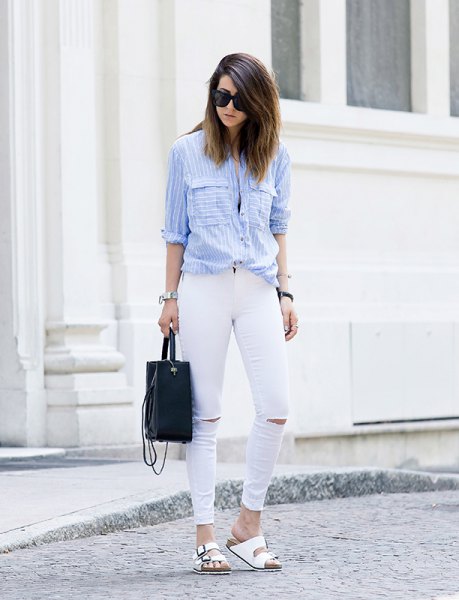 ljusblå och vit randig skjorta med knappar och rippade jeans