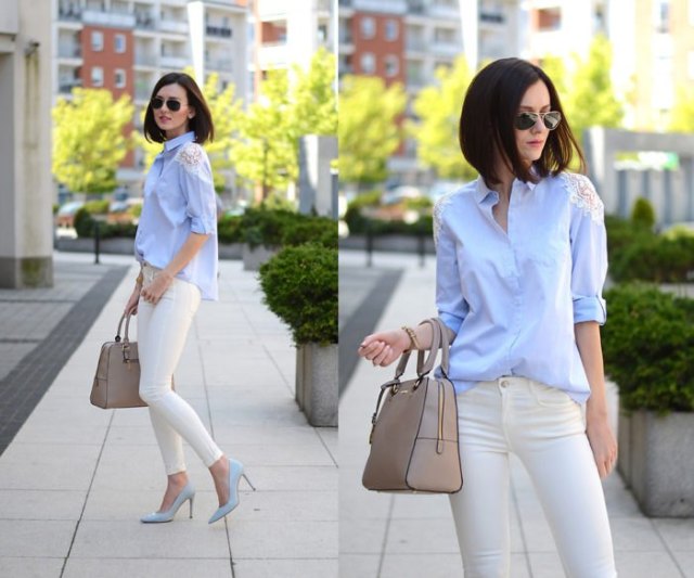 ljusblå blus med vita skinny jeans