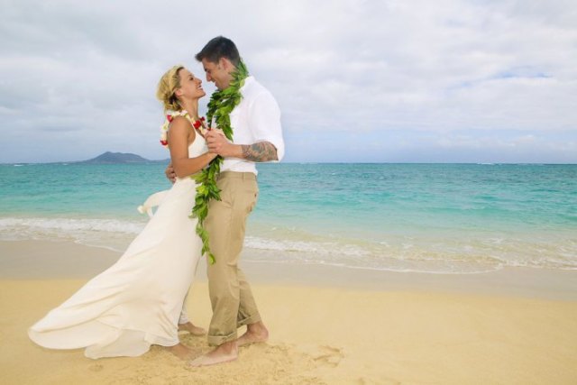 vit passform och flare chiffong bröllopsklänning i hawaiisk stil