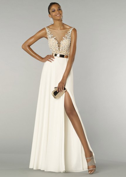 vit, tvåfärgad klänning med maxibälte och hög split