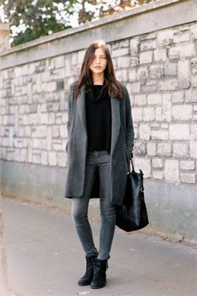 grå lång ullrock med svart tröja och läderstövlar