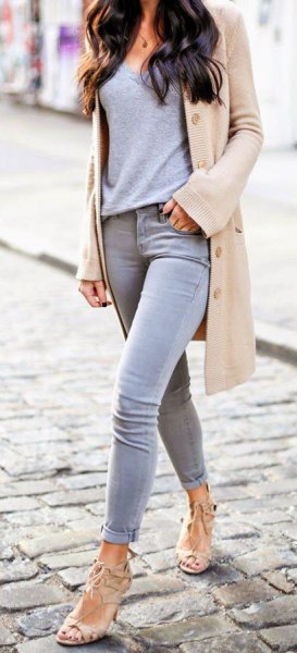 Ljusrosa longline-kavaj med grå T-shirt och smala jeans