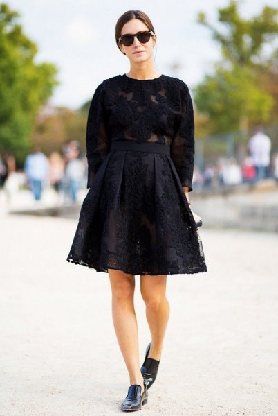 Stickad tröja med svart spets kjol