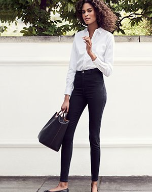 formell skjorta med vita knappar och svarta höga skinny jeans