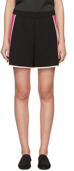 svart ärmlös topp med flytande mini-shorts