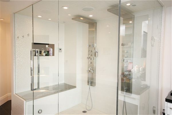 Modern dusch: AquaMassage duschpelare med LED-lampor, kropp.
