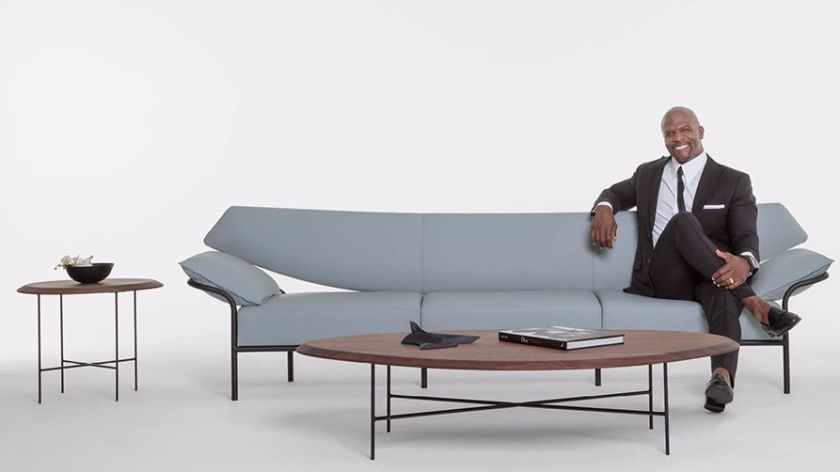 Skådespelaren Terry Crews introducerar en modern möbelkollektion.