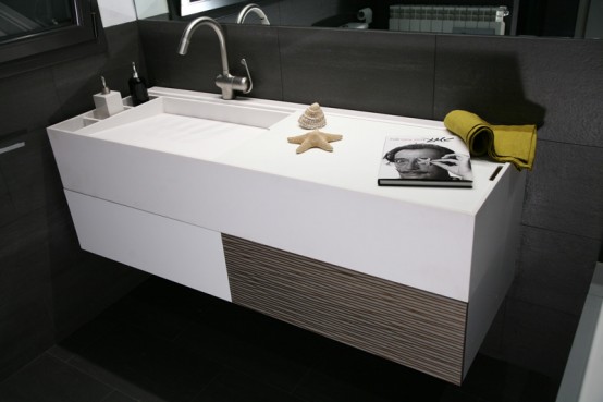 Praktiska badrumsmöbler med integrerat babybadkar från Herms.