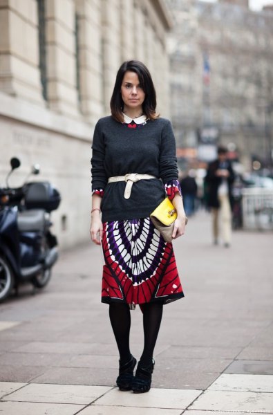 svart tröja och röd och vit tryckt kjol