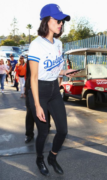 kungsblå och vit baseball-skjorta med keps