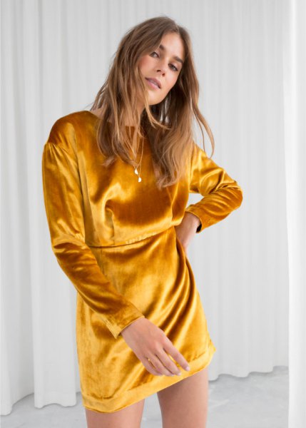 gyllene senapsfärgad skjortklänning med klackar