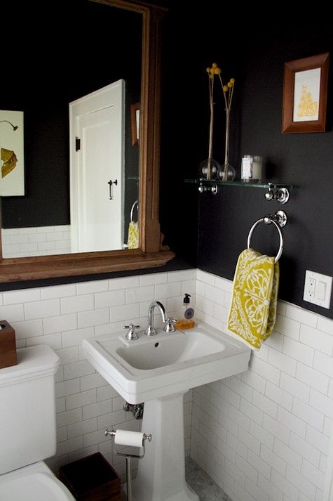 svart badrumsvägg |  Klassiskt badrum, små badrum, snyggt.