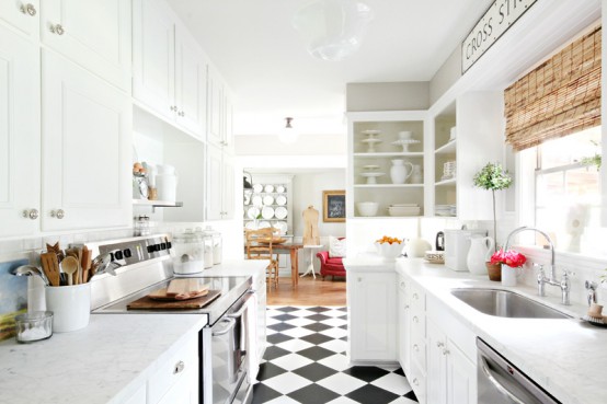 Livligt modernt vitt kök med svarta tavladetaljer - DigsDi
