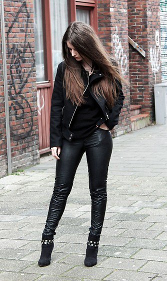 svart jeansjacka med läderjackor och mockaskor