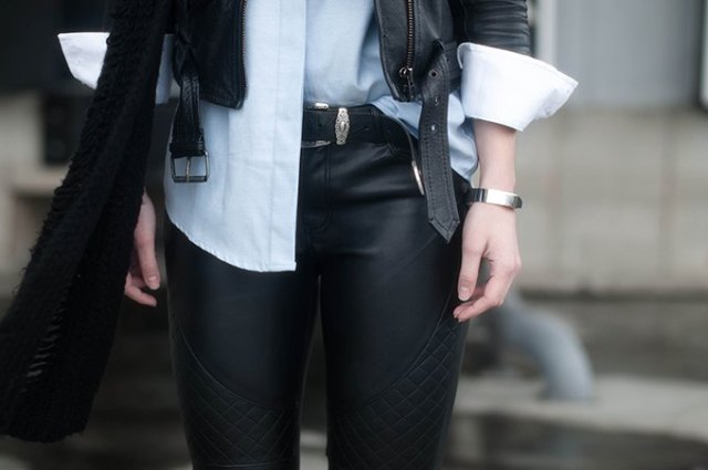 svart skinnjacka med vit skjorta och motorcykelbyxor med bälte