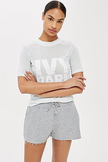 grå och vit grafisk t-shirt med mini-shorts