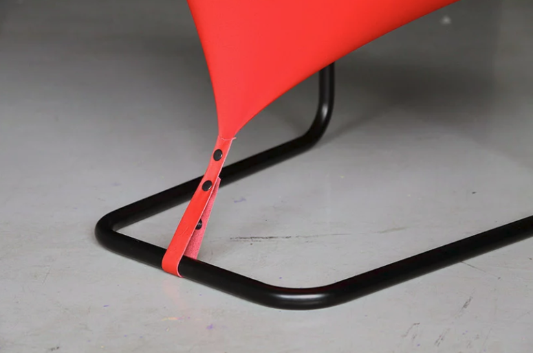 Iögonfallande röd prickstol som ser platt ut