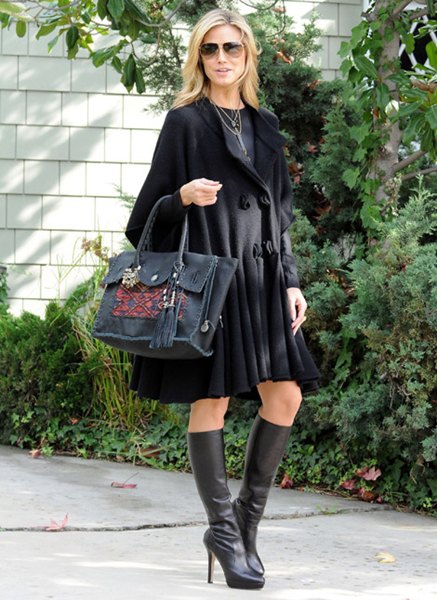 svart, utsvängd, knälång ullrockklänning med läderstövlar