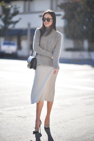 grå tröja med ståkrage och knälång kjol