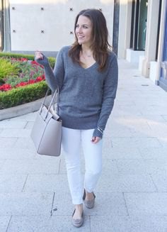 grå tröja med V-ringning och vita slim fit-jeans
