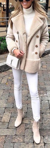 Ljusrosa kappa med fleecekrage, vita jeans och ljusgrå fotkängor med dragkedja i sidan