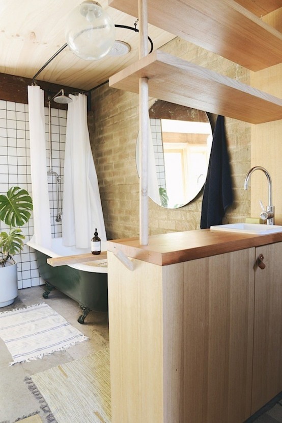 Chic tegelsten badrumsdesign med ett retro grönt badkar - DigsDi