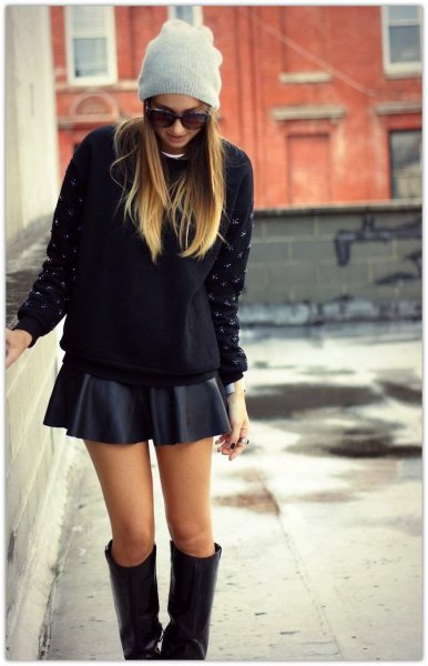 svart, tjock tröja med minirater kjol och knähöga stövlar