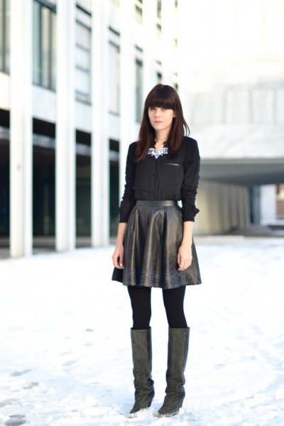 svart skjorta med knappar och hög kjol i läder
