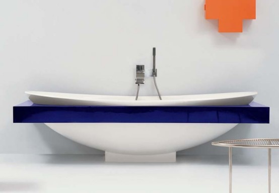 Keramiskt badkar med färgglad hylla - IO av Flaminia - DigsDi