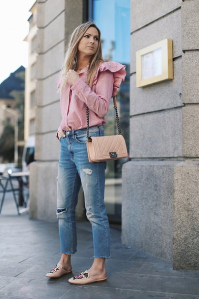 Blusher ruffle axelskjorta med beskurna blå jeans och rosa flats