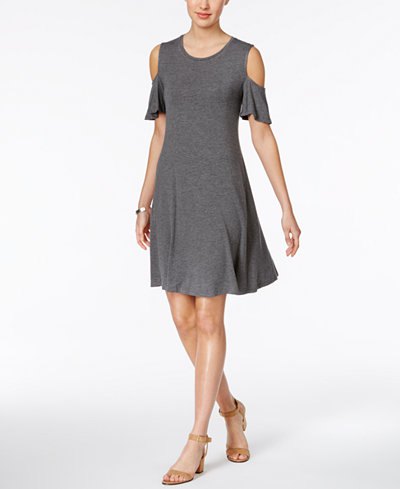 grå skridsko klänning med kall axel