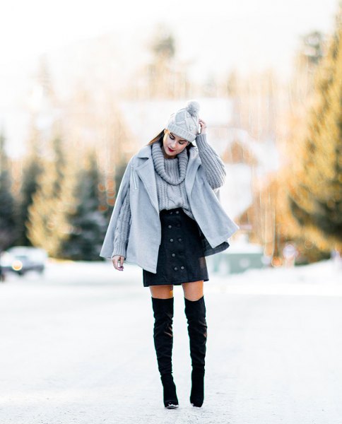 grå kappa för att matcha minikjol med stickad tröja
