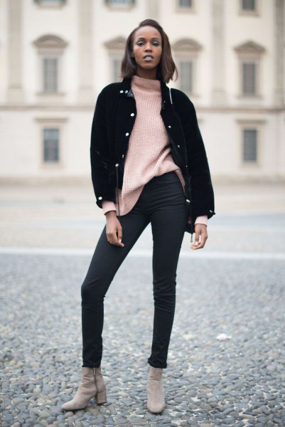 svart jeansjacka med en elfenbensfärgad, tjock tröja och smala jeans