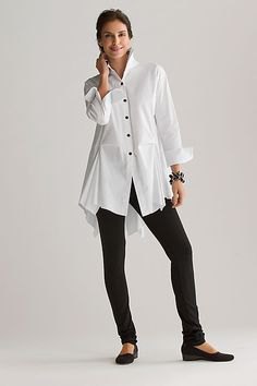 vit oversized skjorta med knappar och svarta leggings