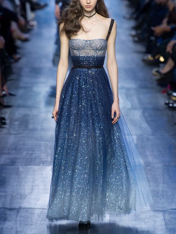 blå, glittrande klänning med paljetter