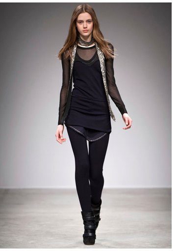 svart halvtransparent chiffongblus med miniklänning och leggings