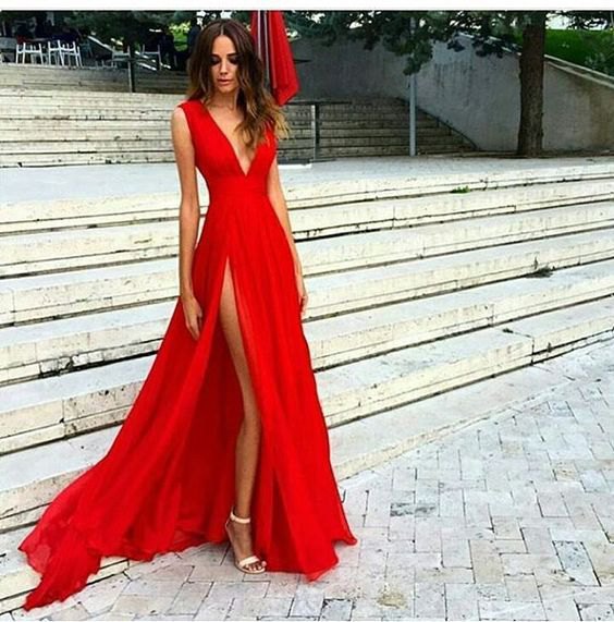 röd djup, delad, flytande klänning med djup V-ringning