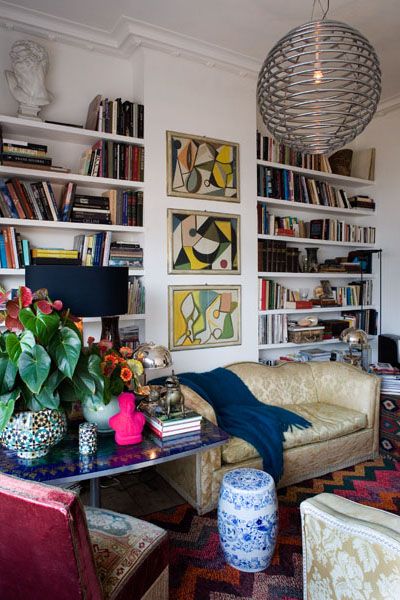 Quirky eklektiskt vardagsrum laddat med böcker  Interiör, hem.