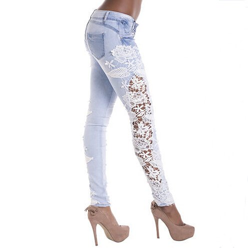 Ljusblå skinny jeans med rodnande rosa mockapumpar