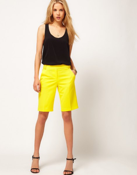 svart ärmlös linne med scoop-halsringning och gula shorts