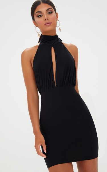 svart, figur-kramande klänning med öppet bröst
