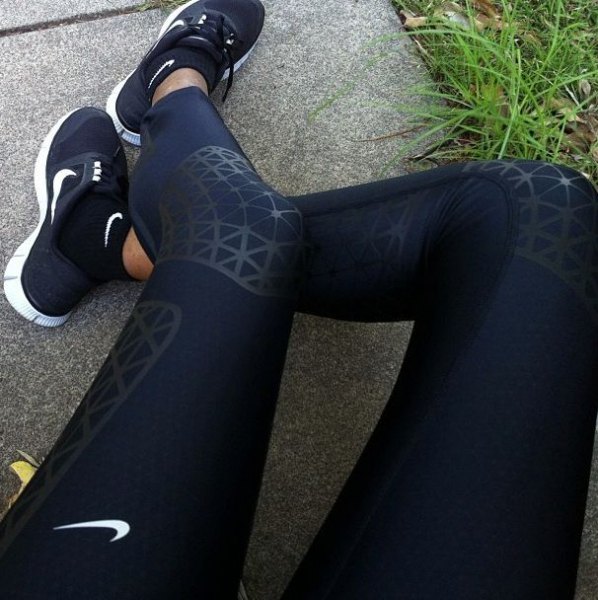 svarta Nike-joggingtights med matchande löparskor