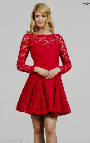 röd spetsklänning och utsvängd långärmad klänning